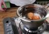 Сколько и как правильно варить яйца в мешочек?